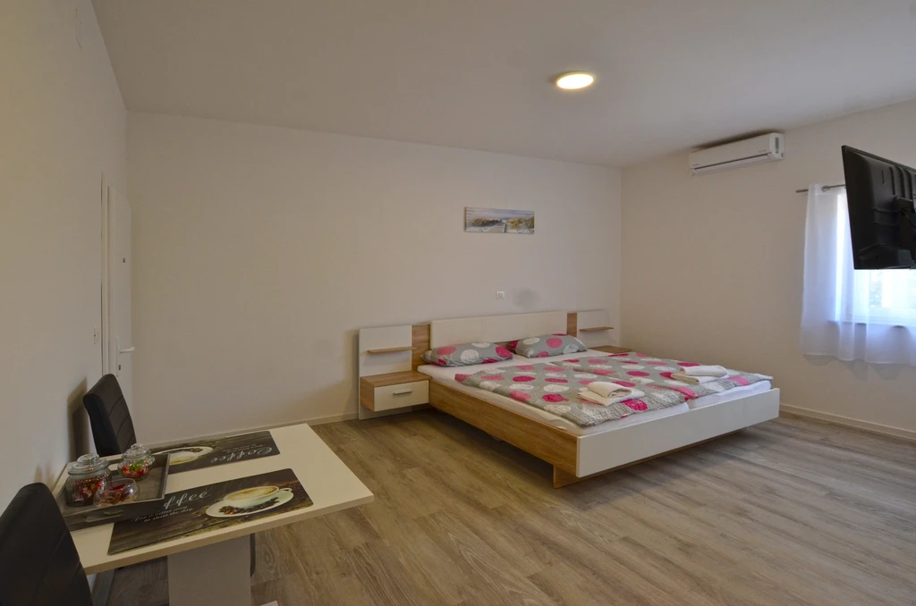 Rovinj Apartment for 2 with Shared Pool