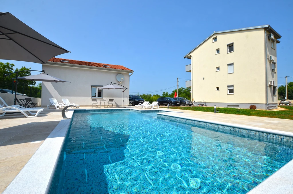 Apartment for 2 Guests in Rovinj with Shared Pool