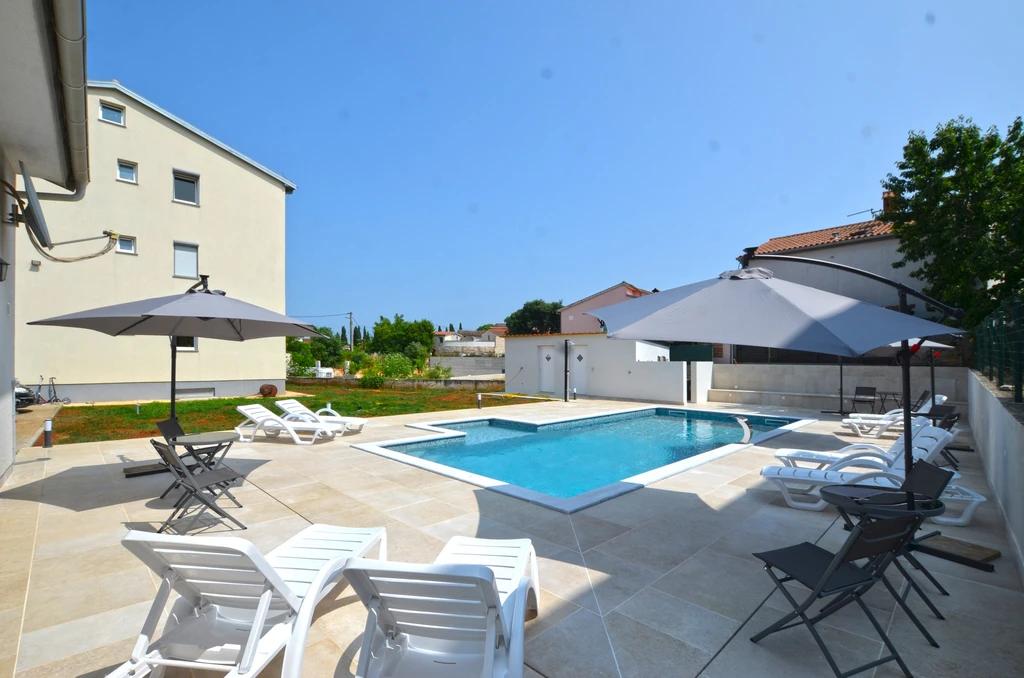 Apartment for 2 Guests in Rovinj with Shared Pool
