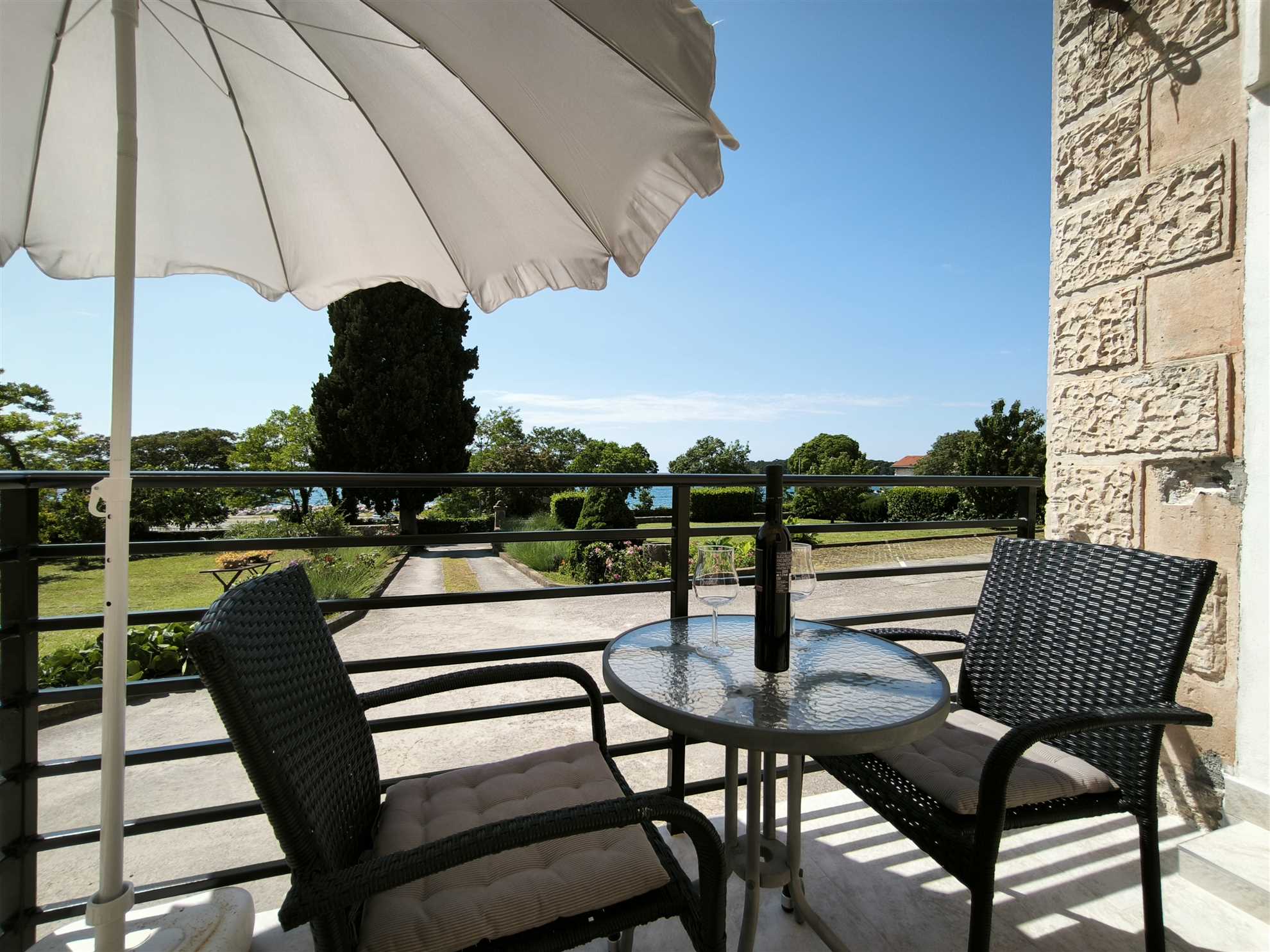 MATIKA One-Bedroom Apartment with Terrace