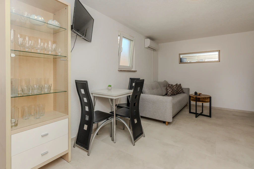 Air-Conditioned Apartment in Vir for up to 4