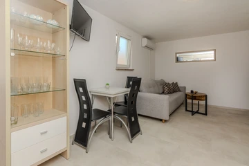 Air-Conditioned Apartment in Vir for up to 4