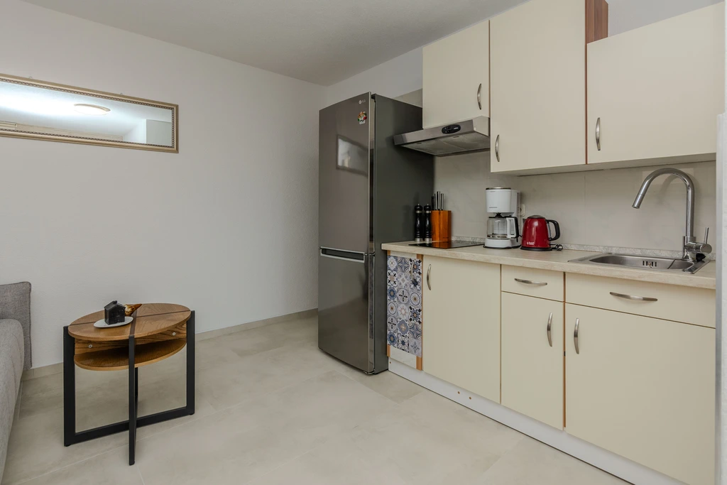 Air-Conditioned Apartment in Vir for up to 4