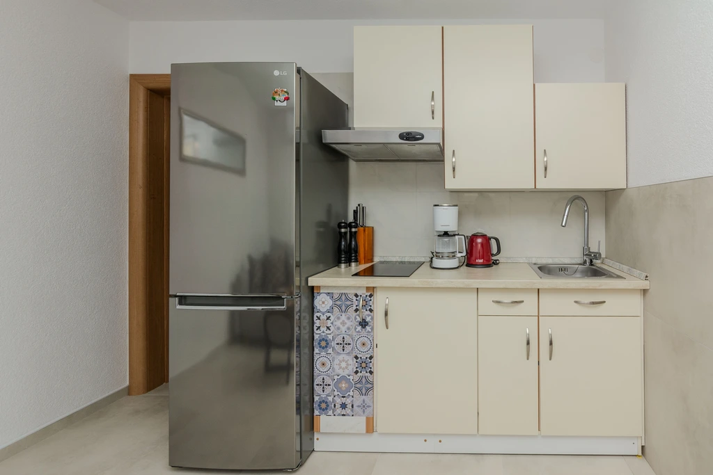 Air-Conditioned Apartment in Vir for up to 4