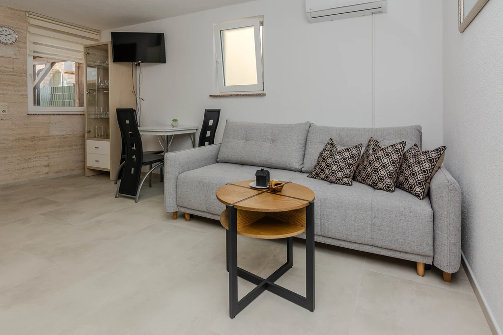 Air-Conditioned Apartment in Vir for up to 4