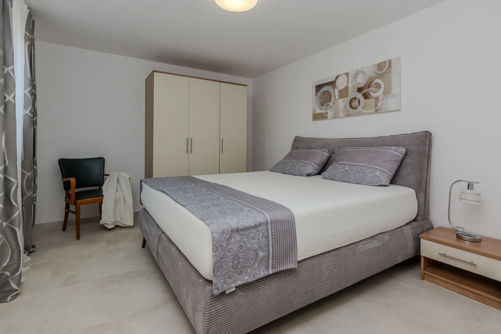 Air-Conditioned Apartment in Vir for up to 4