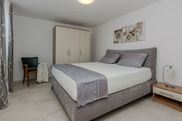 Air-Conditioned Apartment in Vir for up to 4