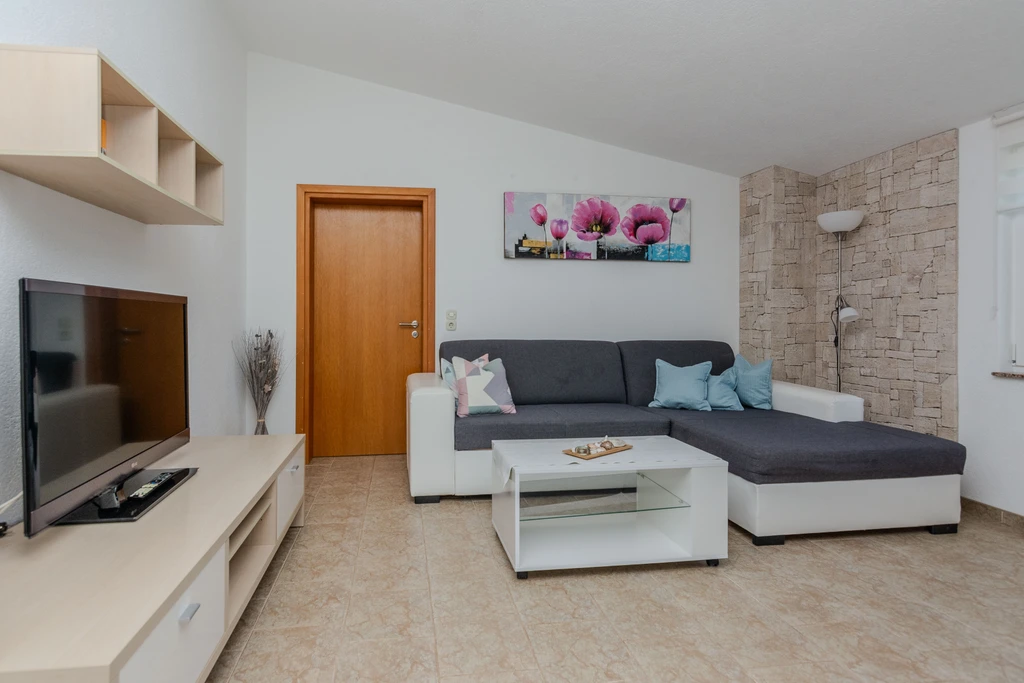 Sea-View Apartment in Vir for 2–4 Guests