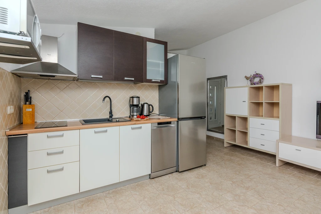 Sea-View Apartment in Vir for 2–4 Guests