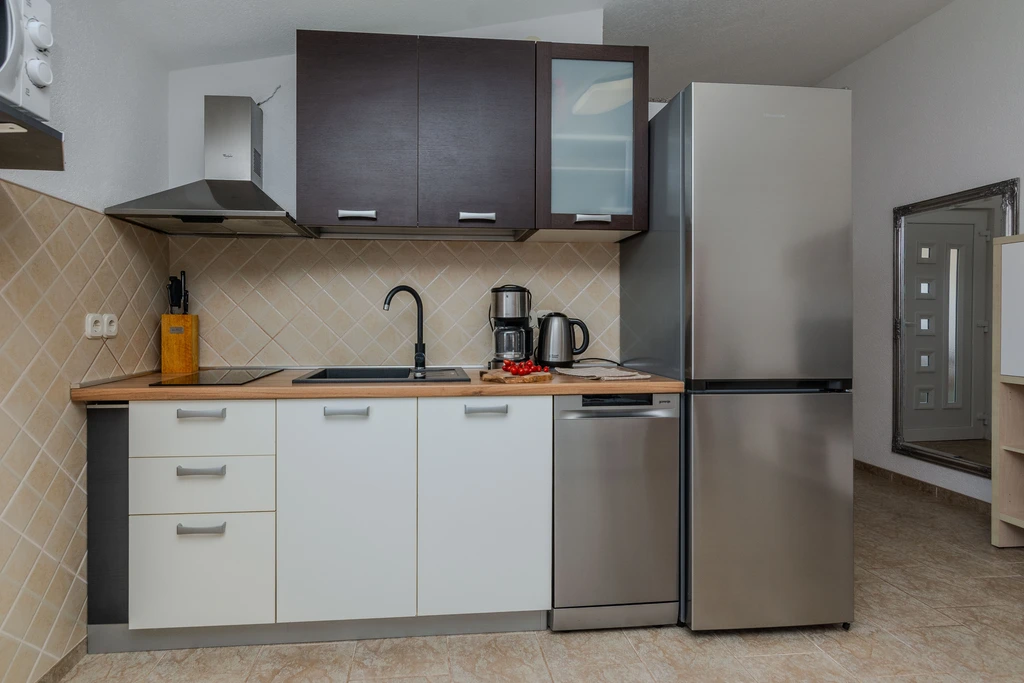 Sea-View Apartment in Vir for 2–4 Guests