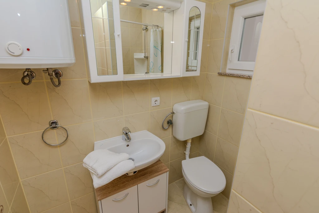 Sea-View Apartment in Vir for 2–4 Guests