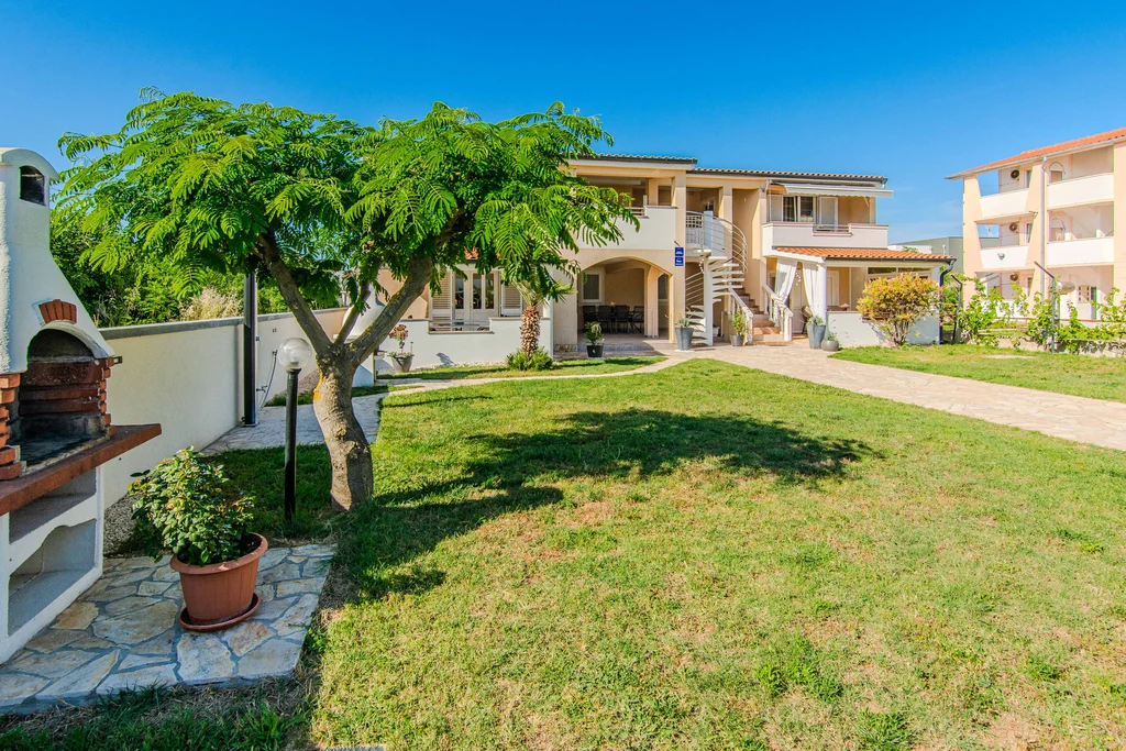 Apartment in Nin for 4 Guests with Roofed Terrace
