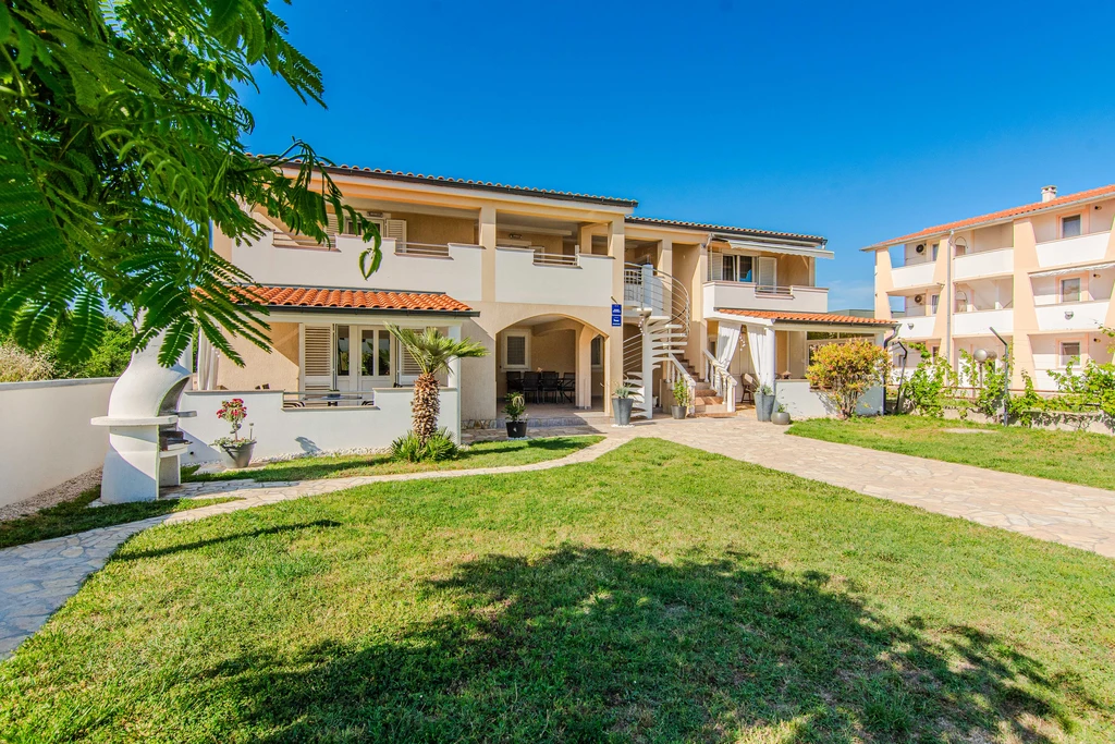 Apartment in Nin for 4 Guests with Roofed Terrace