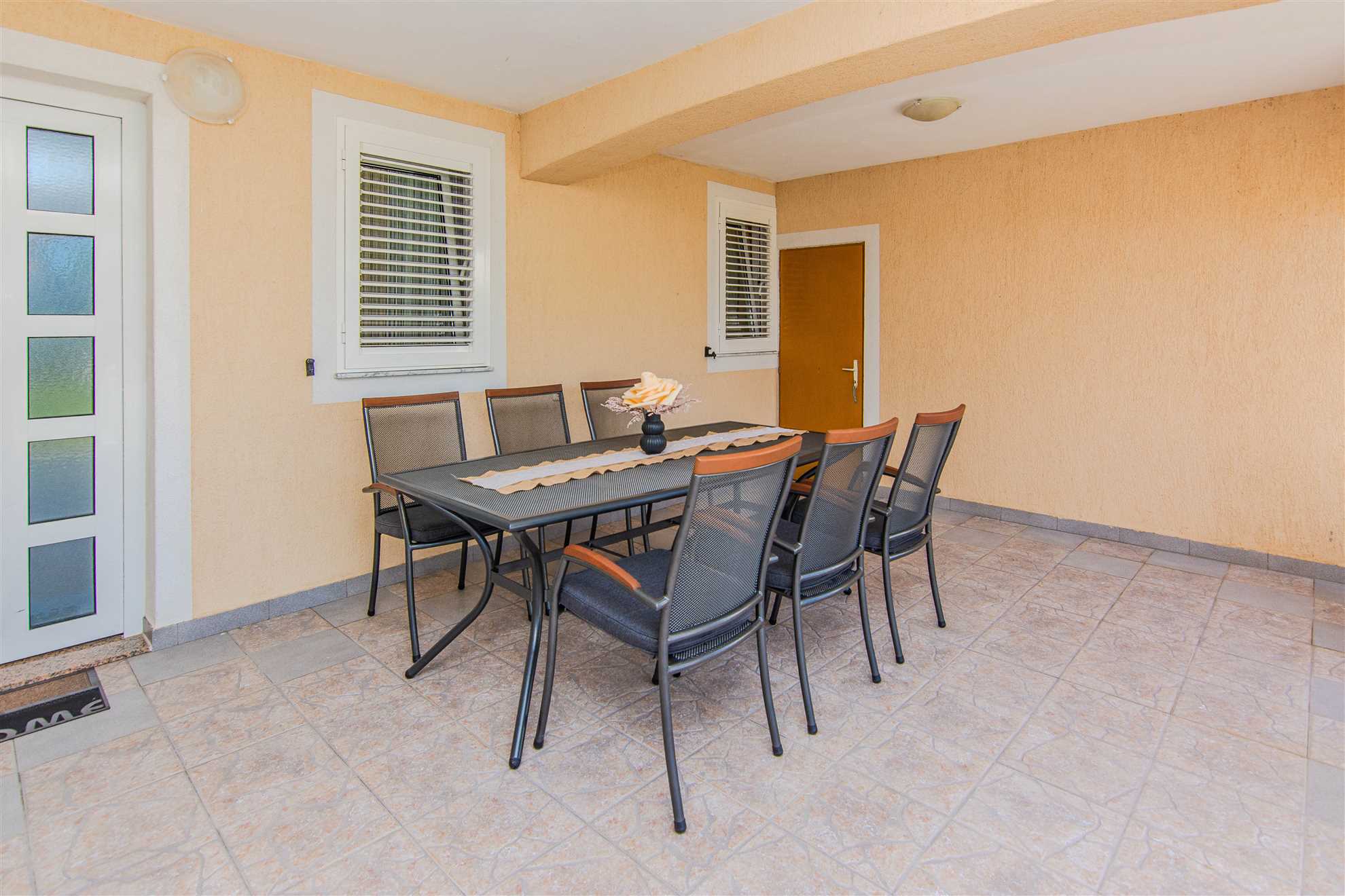 Apartment in a quiet area | For 4 persons | 120 m from the beach