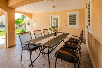 Apartment in Nin for 4 Guests with Roofed Terrace