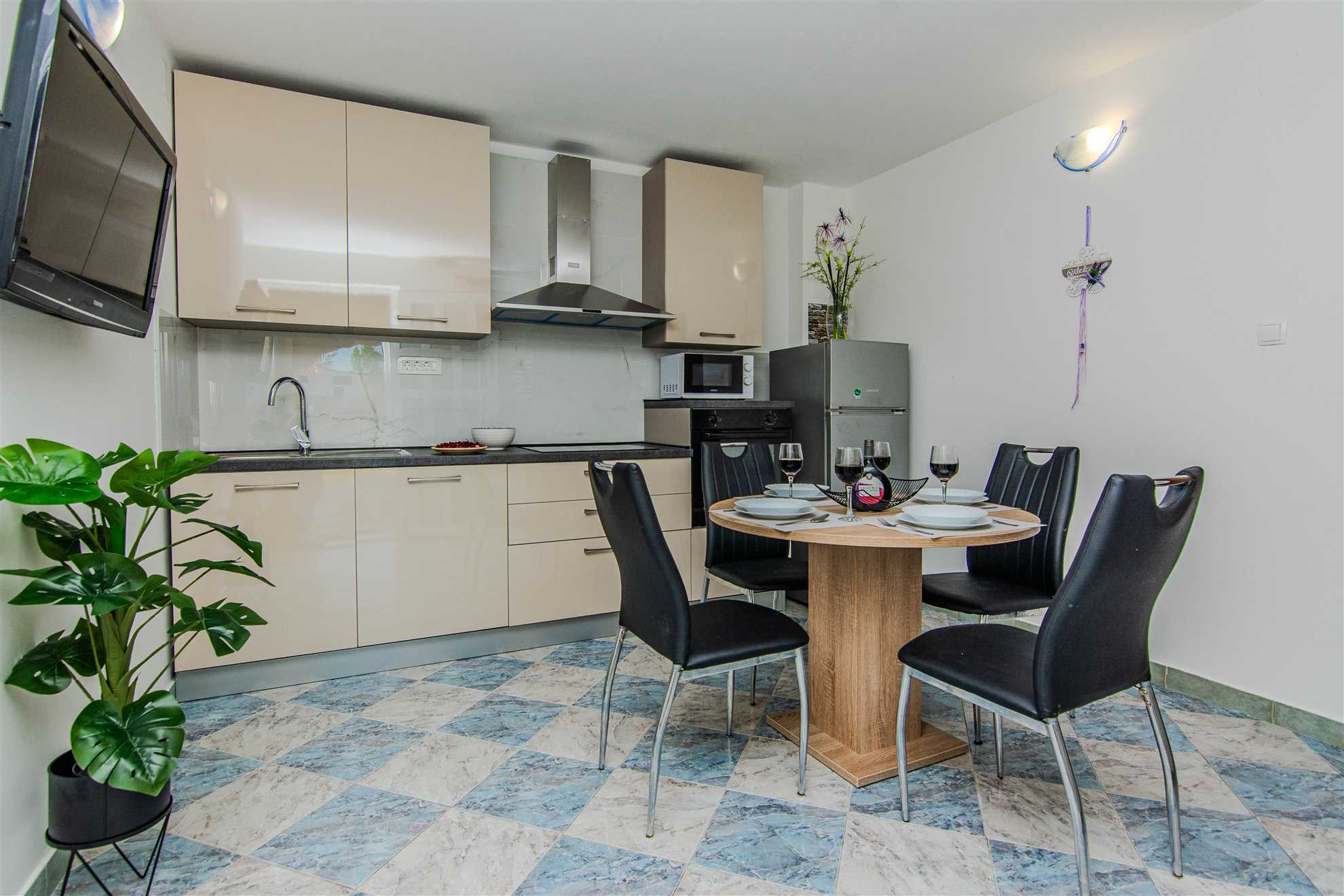 Apartment in a quiet area | For 4 persons | 120 m from the beach