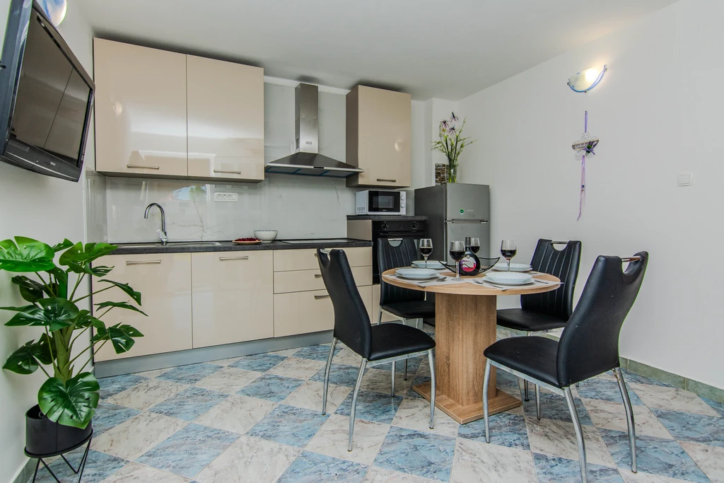 Apartment in Nin for 4 Guests with Roofed Terrace