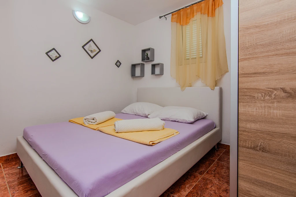 Apartment in Nin for 4 Guests with Roofed Terrace