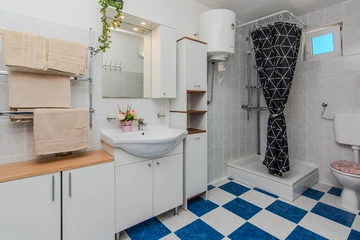 Apartment in Nin for 4 Guests with Roofed Terrace