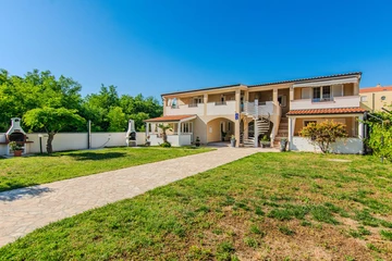 1-Bedroom Apartment in Nin for Up to 3 Guests