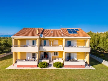 Nin Beachfront Apartment for 4 to 6 Guests