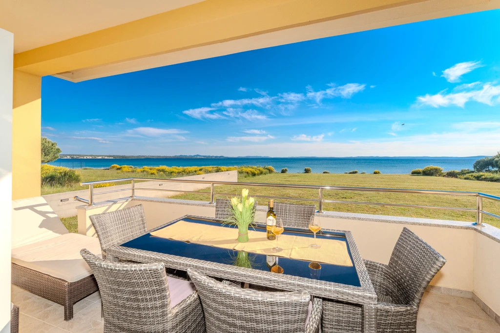 Nin Beachfront Apartment for 4 to 6 Guests