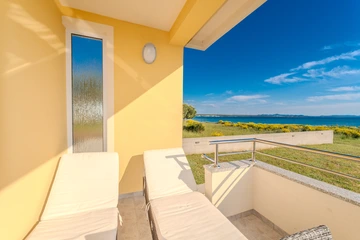 Nin Beachfront Apartment for 4 to 6 Guests