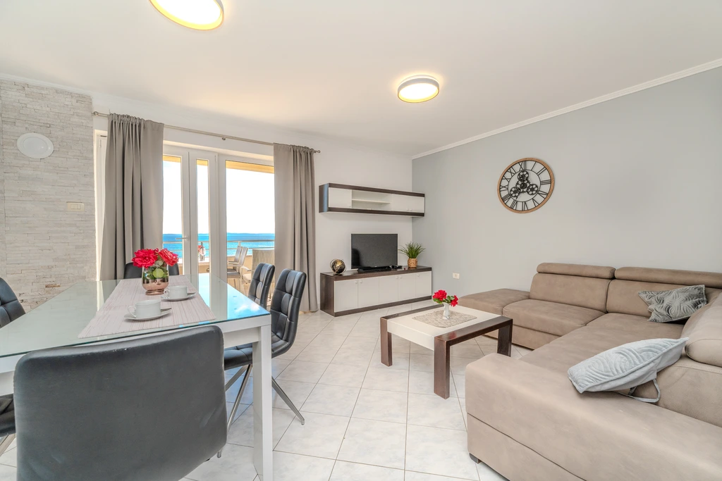 Nin Beachfront Apartment for 4 to 6 Guests