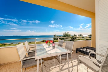 Sea-View Apartment in Nin for 4–6
