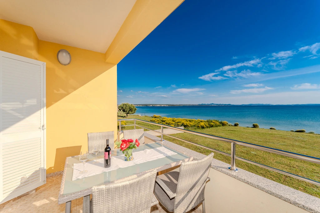 Sea-View Apartment in Nin for 4–6