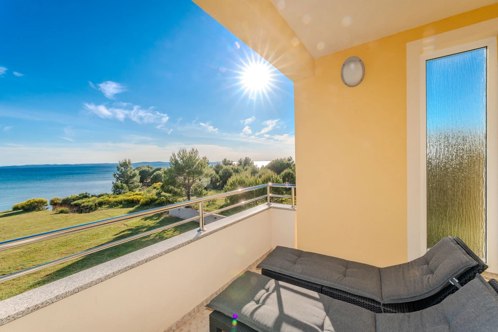 Sea-View Apartment in Nin for 4–6