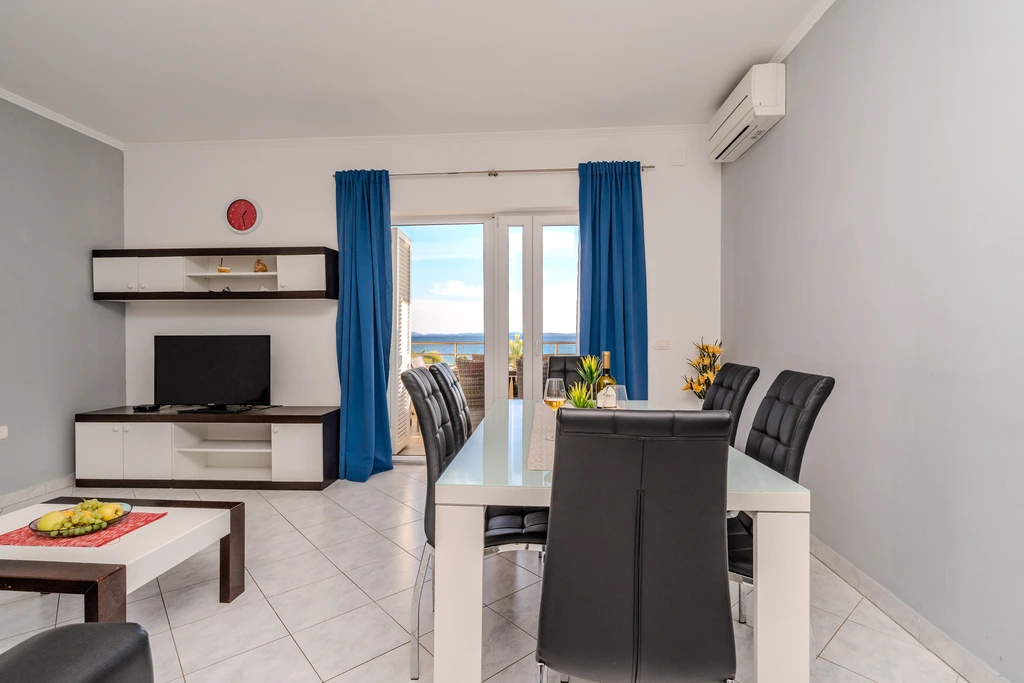 Sea-View Apartment in Nin for 4–6