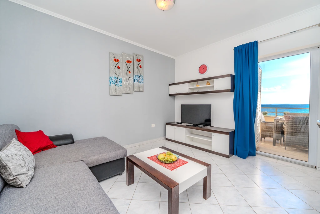 Sea-View Apartment in Nin for 4–6