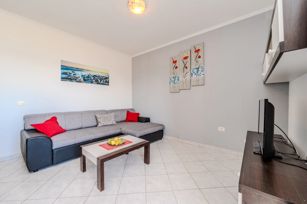 Sea-View Apartment in Nin for 4–6