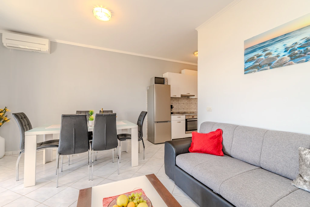 Sea-View Apartment in Nin for 4–6