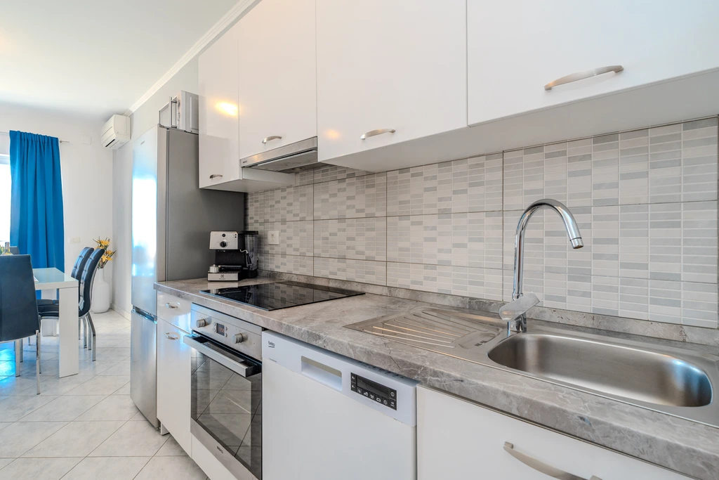 Sea-View Apartment in Nin for 4–6