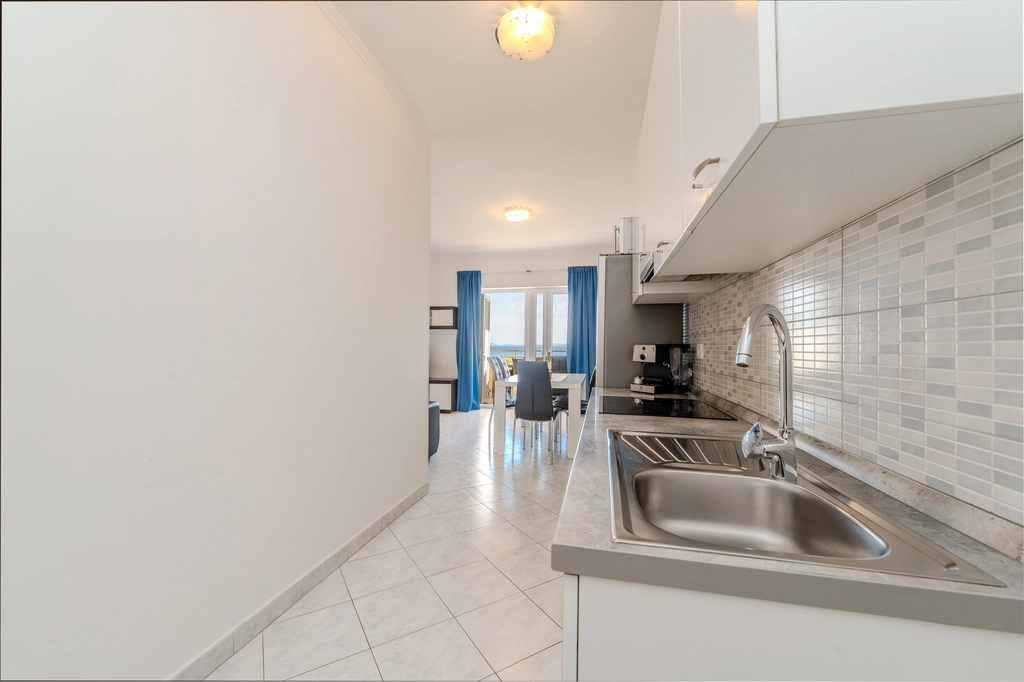 Sea-View Apartment in Nin for 4–6