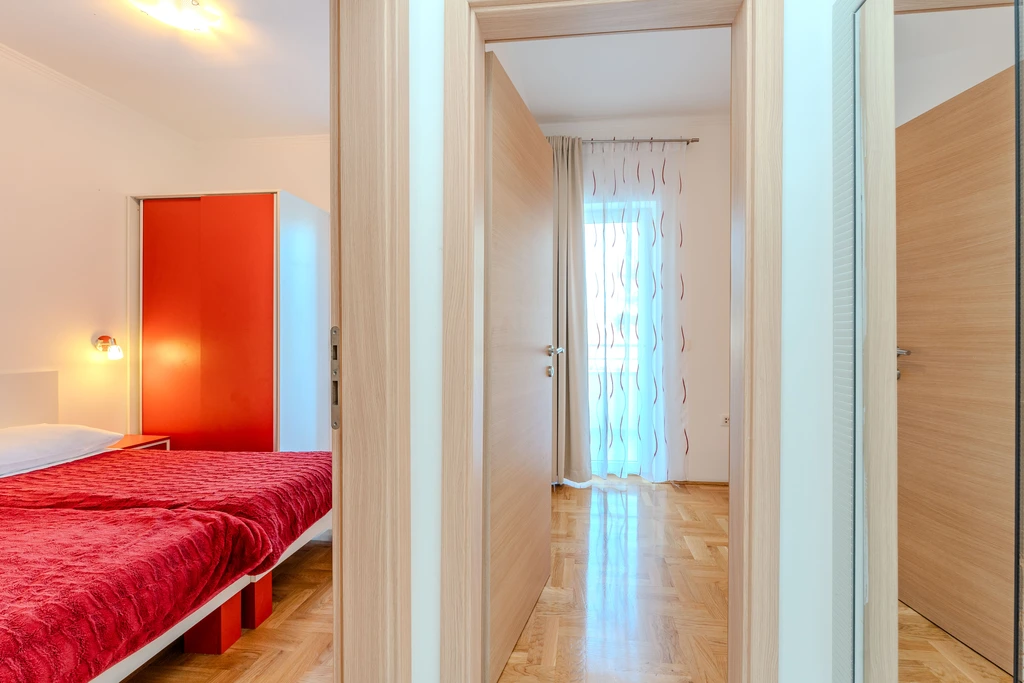 Sea-View Apartment in Nin for 4–6