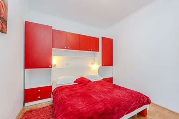 Sea-View Apartment in Nin for 4–6