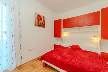 Sea-View Apartment in Nin for 4–6