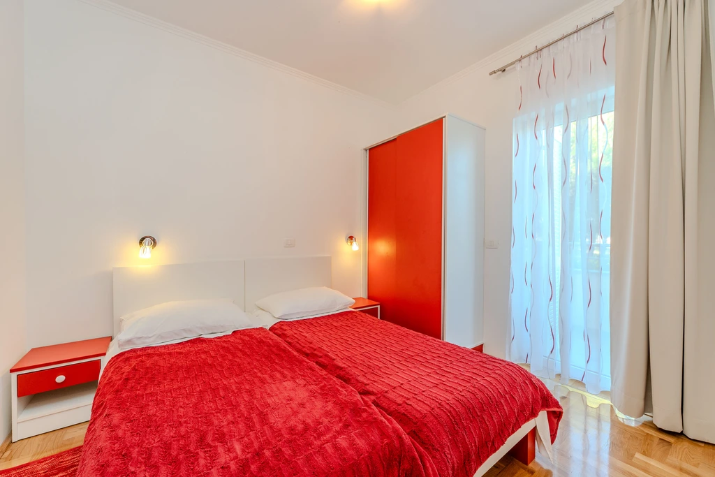 Sea-View Apartment in Nin for 4–6