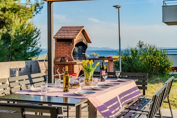 Sea-View Apartment in Nin for 4–6