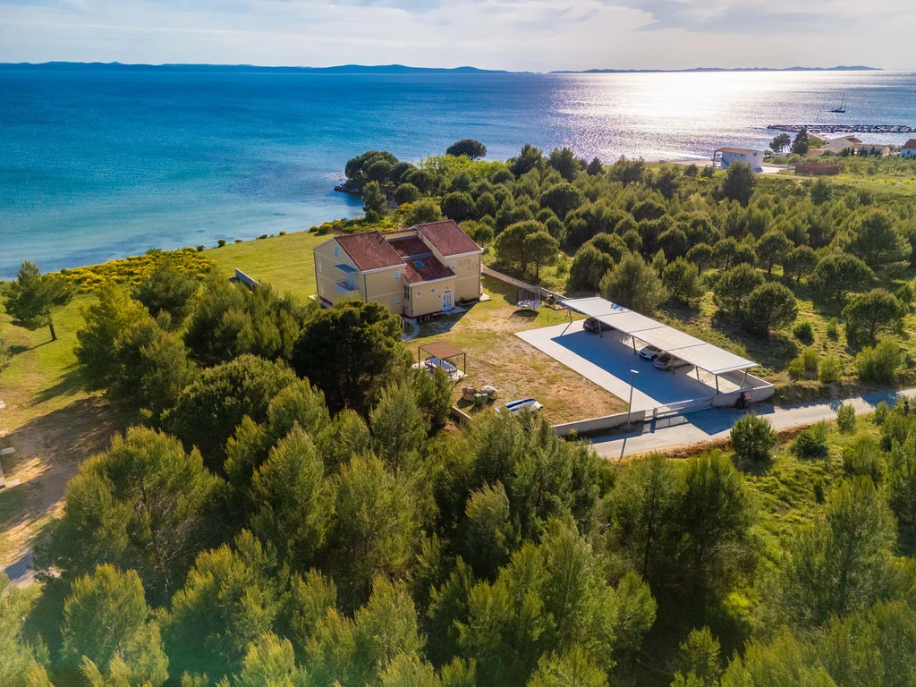 Sea-View Apartment in Nin for 4–6