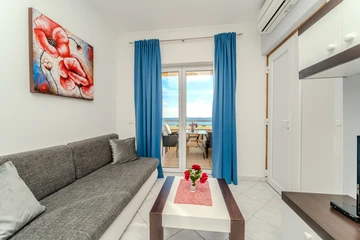 Quiet Nin Apartment for 2-4, 20 m to Beach
