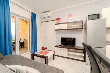 Quiet Nin Apartment for 2-4, 20 m to Beach
