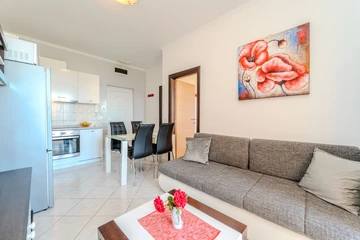 Quiet Nin Apartment for 2-4, 20 m to Beach