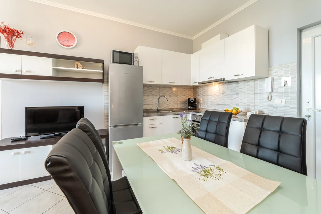 Quiet Nin Apartment for 2-4, 20 m to Beach