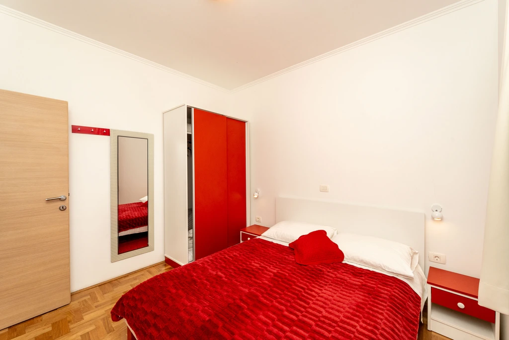 Quiet Nin Apartment for 2-4, 20 m to Beach