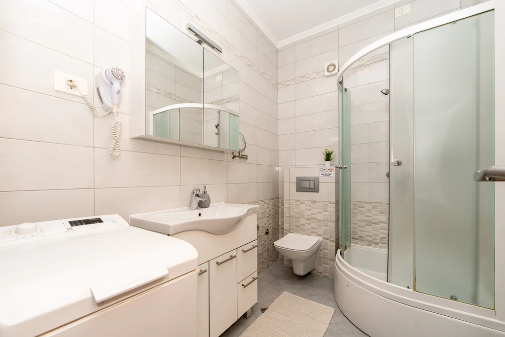 Quiet Nin Apartment for 2-4, 20 m to Beach