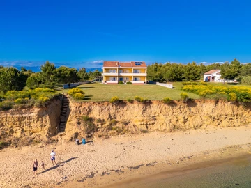 Quiet Nin Apartment for 2-4, 20 m to Beach